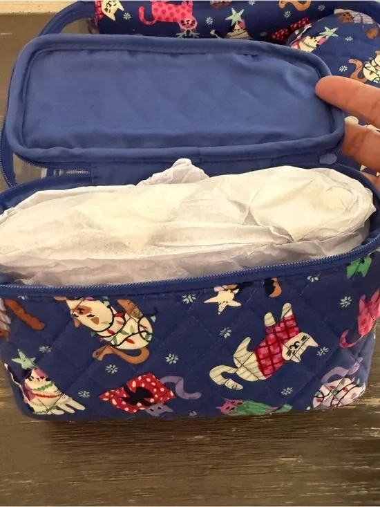 NWT Vera Bradley Quilted Catnip Christmas Print Cosmetic Bag Set of 4 - Picture 6 of 11